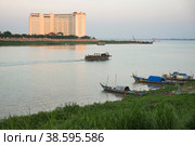 Камбоджа. Пномпень. Река Меконг. Лодки на реке Меконг. Cambodia. Phnom Penh. The Mekong River. Boats on the Mekong River. (2017 год). Редакционное фото, фотограф Алексей Смышляев / Фотобанк Лори