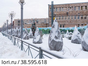 Деревья, укрытые на зиму от мороза. Санкт-Петербург (2019 год). Редакционное фото, фотограф Александр Щепин / Фотобанк Лори
