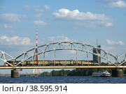 Латвия. Рига. Виды Риги. Железнодорожный мост через реку Даугава. Latvian. Riga. Views of Riga. Railway bridge over the Daugava River. (2015 год). Редакционное фото, фотограф Алексей Смышляев / Фотобанк Лори