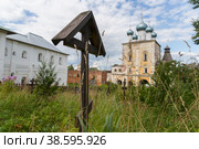 Россия. Борисоглебский. Борисоглебский монастырь. Старинное надгробье на кладбище. Сретенская церковь. The monastery of STS. an old gravestone in the cemetery. sretenskaya church. (2020 год). Редакционное фото, фотограф Алексей Смышляев / Фотобанк Лори