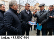 Россия. Санкт-Петербург. Председатель Жилищного комитета Виктор Борщев, вице-губернатор Санкт-Петербурга Анатолий Повелий, генеральный директор Фонда капитального ремонта Павел Погребняк. Проверка подготовки жилого фонда к отопительному сезону. Russia. Saint-Petersburg. Chairman of the Housing Committee Viktor Borshchev, Vice-Governor of St. Petersburg Anatoly Poveliy, General Director of the Capital Repair Fund Pavel Pogrebnyak. Checking the preparation of the housing stock for the heating season. (2021 год). Редакционное фото, фотограф Алексей Смышляев / Фотобанк Лори