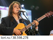 Россия. Санкт-Петербург. Фестиваль Тропы АнТропа в клубе Время N. Певица Марина Капуро (группа Яблоко) на концерте в честь дня рождения Андрея Тропилло. Russia. Saint-Petersburg. AnTropa Trail Festival at the Time N Club. Singer Marina Kapuro (Yabloko group) at a concert in honor of the birthday of Andrei Tropillo. (2021 год). Редакционное фото, фотограф Алексей Смышляев / Фотобанк Лори