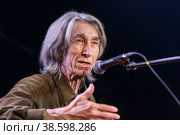 Россия. Санкт-Петербург. Фестиваль Тропы АнТропа в клубе Время N. Музыкант Владимир Леви на концерте в честь дня рождения Андрея Тропилло. Russia. Saint-Petersburg. AnTropa Trail Festival at the Time N Club. Musician Vladimir Levi at a concert in honor of the birthday of Andrei Tropillo. (2021 год). Редакционное фото, фотограф Алексей Смышляев / Фотобанк Лори