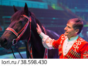 Россия. Санкт-Петербург. Цирковое шоу Инопланетный цирк OFU Приземление Большого Московского цирка. Олег Танделов, народный артист республики Северная Осетия-Алания, руководитель номера Джигиты Осетии - Сармат. Russia. Saint-Petersburg. Oleg Tandelov, People's Artist of the Republic of North Ossetia-Alania, head of the number of the Dzhigity of Ossetia - Sarmat. (2019 год). Редакционное фото, фотограф Алексей Смышляев / Фотобанк Лори