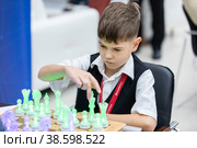 Россия. Сочи. Артем Лебедев, чемпион мира по шахматам, на сеансе одновременной игры. Конгресс молодых ученых. Russia. Sochi. Artem Lebedev, world chess champion, at a simultaneous game session. Congress of Young Scientists. (2021 год). Редакционное фото, фотограф Алексей Смышляев / Фотобанк Лори