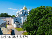 Вид на Софийский собор. Новгородский кремль (Новгородский детинец). Летний солнечный день. Великий Новгород. Россия (2022 год). Редакционное фото, фотограф E. O. / Фотобанк Лори