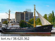 Average fishing trawler "SRT-129", Kaliningrad (2017 год). Редакционное фото, фотограф Ольга Остроухова / Фотобанк Лори