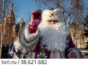 Удмурдский Дед Мороз (Тол Бабай) на фоне храма Василия Блаженного в парке Зарядье города Москвы, Россия (2023 год). Редакционное фото, фотограф Николай Винокуров / Фотобанк Лори