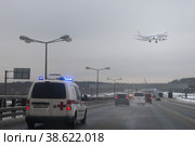 Пассажирский самолёт заходит на посадку на Внуковский аэродром, трасса М3. Стоковое фото, фотограф Дмитрий Неумоин / Фотобанк Лори