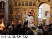 Балашиха, праздник Рождества в храме Александра Невского, диакон читает Отче Наш (2023 год). Редакционное фото, фотограф Дмитрий Неумоин / Фотобанк Лори