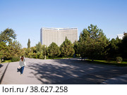 Сквер Амира Темура и гостиница "Узбекистан". Ташкент. Узбекистан (2022 год). Редакционное фото, фотограф Сергей Афанасьев / Фотобанк Лори