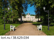 Вид на усадьбу княжеского рода Куракиных Степановское-Волосово, расположенную в деревне Волосово Тверской области, Россия (2021 год). Стоковое фото, фотограф Pukhov K / Фотобанк Лори