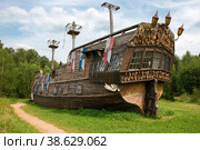 Старый пиратский парусник в лесу. Киногород Пилигрим Порто, Московская область (2020 год). Стоковое фото, фотограф Pukhov K / Фотобанк Лори