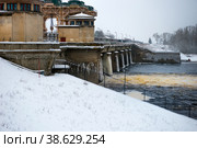 Водосбросная плотина Иваньковской ГЭС зимним морозным днем. Дубна, Россия. Стоковое фото, фотограф Pukhov K / Фотобанк Лори