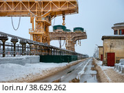 Портальные краны для подъема и опускания ворот водосливной плотины Иваньковской ГЭС в морозный зимний день. Дубна, Россия. Стоковое фото, фотограф Pukhov K / Фотобанк Лори