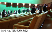 People leaving the conference hall after lecture. Стоковое видео, видеограф Константин Шишкин / Фотобанк Лори