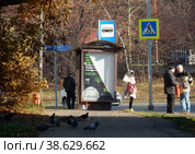 Остановка общественного транспорта «Малый Купавенский проезд». Челябинская улица. Район Ивановское. Город Москва (2021 год). Редакционное фото, фотограф lana1501 / Фотобанк Лори