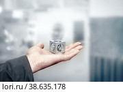 Деталь - головоломка. Мастер держит на руке деталь, изготовленную на старом металлообрабатывающем станке. Использование старых технологий во времена кризиса и застоя. Стоковое фото, фотограф Оксана Медведева / Фотобанк Лори