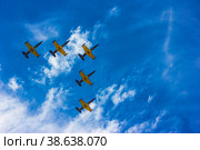 Самолеты в небе (2018 год). Редакционное фото, фотограф Екатерина Кузьмичева / Фотобанк Лори