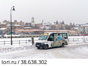 Экскурсионный автобус Vyborg City Tour стоит на набережной Адмирала Апраксина на Смоляном мысу в Выборге (2023 год). Редакционное фото, фотограф Румянцева Наталия / Фотобанк Лори