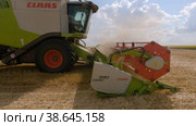 Поволжье, страда. Комбайн убирает пшеницу. Volga region, harvest season. Combine harvest wheat. (2022 год). Редакционное видео, видеограф Евгений Романов / Фотобанк Лори