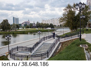 The embankment of the Svisloch river in Minsk. View of the city of Minsk.Belarus (2017 год). Редакционное фото, фотограф Photojuli / Фотобанк Лори