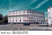 Intersection of Solyanka Street and Ustyinsky Proyezd, view of the Exhibition and Business Center of Private Collections, built in 2007, cityscape: Moscow, Russia - 04 August, 2022. Редакционное фото, фотограф Алексей Голованов / Фотобанк Лори