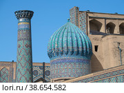 Купол и минарет старинного медресе Шердор крупным планом солнечным днем. Самарканд, Узбекистан (2022 год). Стоковое фото, фотограф Виктор Карасев / Фотобанк Лори