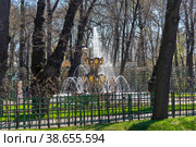Коронный фонтан в Летнем саду. Санкт-Петербург (2018 год). Редакционное фото, фотограф Александр Щепин / Фотобанк Лори