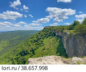 Балка Марьям-дере, пещерный город Чуфут-Кале, Бахчисарай, Крым (2022 год). Стоковое фото, фотограф Мария Кылосова / Фотобанк Лори