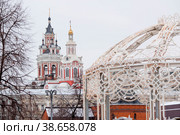 The bell tower of the Zaikonospassky Monastery on Nikolskaya Street (2023 год). Редакционное фото, фотограф Photojuli / Фотобанк Лори