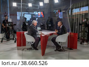 Международный военно-технический форум "Армия-2021". Патриот Экспо - выставочный комплекс в военно-патриотическом парке "Патриот". Студия телеканала "Звезда" за прозрачным стеклом в одном из выставочных павильонов. Идет запись передачи. Редакционное фото, фотограф Наталья Николаева / Фотобанк Лори