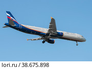 Airbus A321"Николай Пирогов" (VQ-BED ) авиакомпании Аэрофлот - Российские Авиалинии  перед посадкой в аэропорту Пулково в голубом безоблачном небе (2021 год). Редакционное фото, фотограф Виктор Карасев / Фотобанк Лори