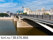 Москва. Бородинский мост - стальной трёхпролётный мост балочной конструкции через реку Москву, (2013 год). Редакционное фото, фотограф Зобков Юрий / Фотобанк Лори