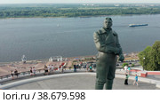 Нижний Новгород, исторический центр города. Памятник Валерию Чкалову. Вид с воздуха. Nizhny Novgorod, the historical center of the city. Monument to Valery Chkalov. Aerial view. (2022 год). Редакционное видео, видеограф Евгений Романов / Фотобанк Лори