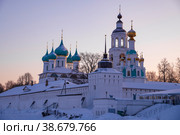Старинный Введенский Толгский  монастырь на фоне январского заката. Окрестности Ярославля, Золотое кольцо России (2023 год). Стоковое фото, фотограф Виктор Карасев / Фотобанк Лори
