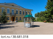 Колодец перед священническим корпусом Боровичского Свято-Духова монастыря. Боровичи, Россия (2018 год). Стоковое фото, фотограф Pukhov K / Фотобанк Лори