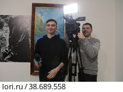 Журналисты телеканала "Балашиха ТВ" на открытии выставки  Владимира Полтавского в Балашихинской галереи (2023 год). Редакционное фото, фотограф Дмитрий Неумоин / Фотобанк Лори