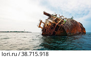 Затонувшее судно в районе маяка. Оленевка. Мыс Тарханкут. Крым (2022 год). Стоковое фото, фотограф Макаров Алексей / Фотобанк Лори