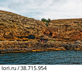 Туристический лагерь на обрывистом берегу моря. Мыс Тарханкут. Крым (2022 год). Редакционное фото, фотограф Макаров Алексей / Фотобанк Лори