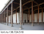 Айван из 98 колонн, из карагача, украшенные резьбой. Мечеть Джами. Коканд. Узбекистан (2022 год). Стоковое фото, фотограф Сергей Афанасьев / Фотобанк Лори