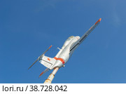 Волгоградская область, Средняя Ахтуба, Россия. Пейзаж, учебный реактивный самолёт Л-29 на постаменте на фоне синего неба, военная авиация. (2021 год). Редакционное фото, фотограф Андрей Цыганков / Фотобанк Лори