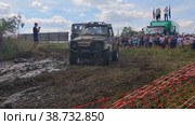Автомобиль преодолевает сложные препятствия. Масштабные спортивные состязания машин по бездорожью "ТВЕРСКОЙ ЗАМЕС: ГОНКА ТИТАНОВ" в "Парке приключений Павлова" в Твери. 12 августа 2022. The car overcomes difficult obstacles. Large-scale sports competitions of off-road cars "TVER KNEADING: RACE OF TITANS" in the "Pavlov Adventure Park" in Tver. August 12, 2022. Редакционное видео, видеограф Мария / Фотобанк Лори