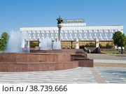 Комплекс фонтанов и здание дворца искусств "Туркестан" солнечным сентябрьским днем. Ташкент, Узбекистан (2022 год). Редакционное фото, фотограф Виктор Карасев / Фотобанк Лори