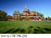 Architecture landmark of wooden residence of Russian Tsar Aleksey Mikhailovich in Kolomenskoye park at sunny summer or autumn day with green tree, lush grass and blue sky. Kolomenskoye, Moscow, Russia. Редакционное фото, фотограф Евгений / Фотобанк Лори