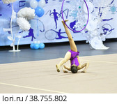Girl competes in rhythmic gymnastics. Стоковое фото, фотограф Владимир Галкин / Фотобанк Лори