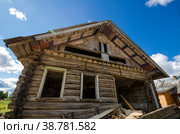Разбор северного деревянного дома. Переборка избы (2021 год). Стоковое фото, фотограф Яковлев Сергей / Фотобанк Лори