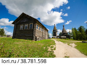Огромный крестьянский дом на фоне церкви и колокольни. Русский Север, Ошевенская волость (2021 год). Стоковое фото, фотограф Яковлев Сергей / Фотобанк Лори