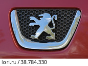 Эмблема - логотип автомобиля Пежо -Peugeot (2022 год). Редакционное фото, фотограф Ольга Дмитренко / Фотобанк Лори