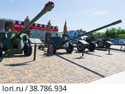 Ростовская область, Каменск-Шахтинский, Россия. Артиллерия,  100мм противотанковые пушки  БС-3 и МТ-12, буксируемые артиллерийские орудия в парке Патриот. (2021 год). Редакционное фото, фотограф Андрей Цыганков / Фотобанк Лори